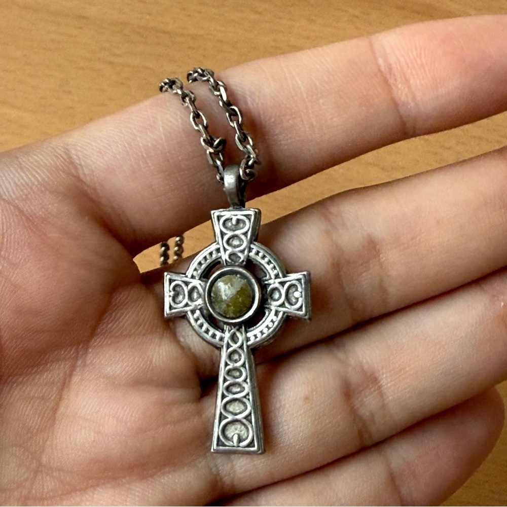 VINTAGE MIRACLE DESIGNER SILVER TONE ORNATE CROSS PENDANT CHAIN NECKLACE